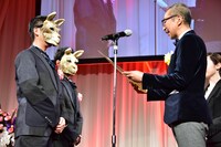 賞状を授与されるAmPm（左）。