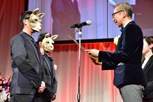 賞状を授与されるAmPm（左）。