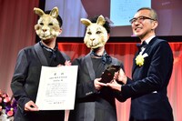 モノリスと賞状を受け取ったAmPm（左）。