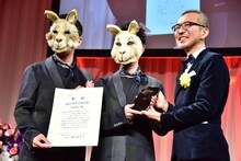 モノリスと賞状を受け取ったAmPm（左）。