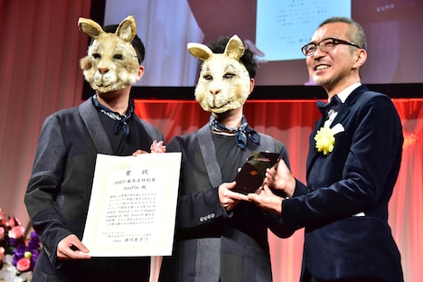 モノリスと賞状を受け取ったAmPm（左）。