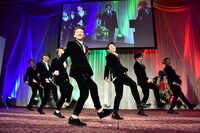 「U.S.A.」を披露するDA PUMP。