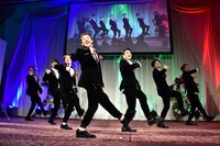 「U.S.A.」を披露するDA PUMP。