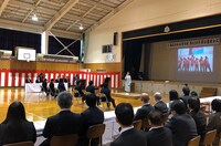 北海道共和高等学校でサプライズライブを行う半崎美子。