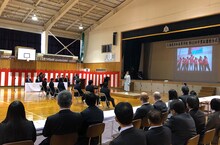 北海道共和高等学校でサプライズライブを行う半崎美子。