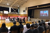 北海道共和高等学校でサプライズライブを行う半崎美子。