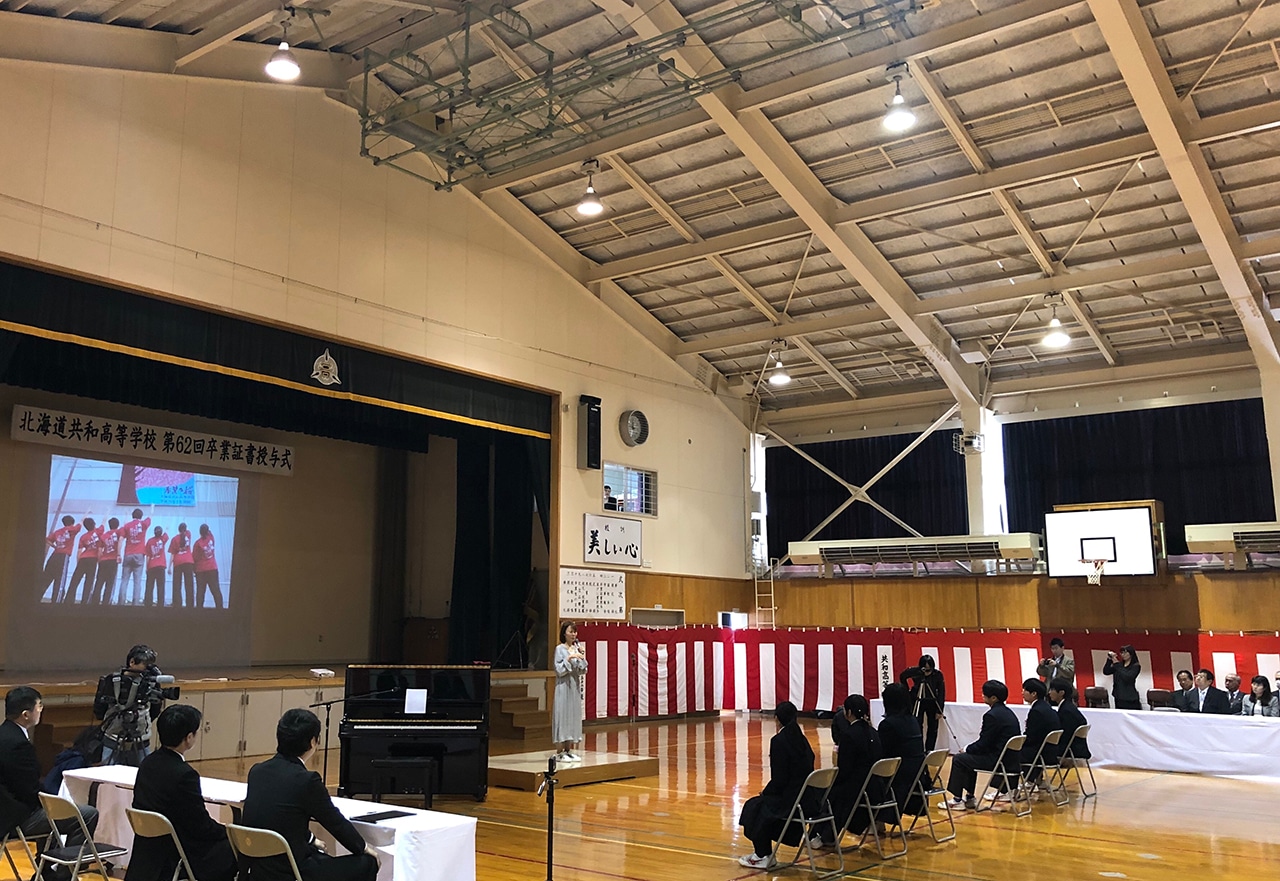 北海道共和高等学校でサプライズライブを行う半崎美子。