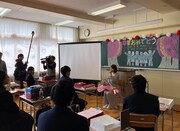北海道共和高等学校を訪問した半崎美子。