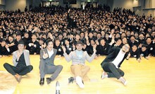 かりゆし58と石川・星稜高等学校の生徒たち。
