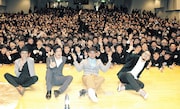 かりゆし58と石川・星稜高等学校の生徒たち。