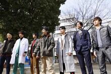BOYS AND MEN演じるチーム銀次郎と、関秀人演じる長老（中央）。(c)カンテレ