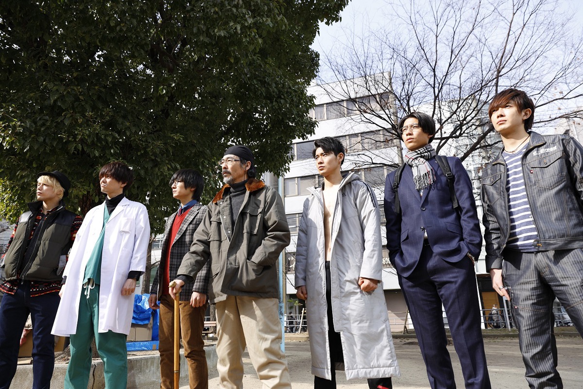 BOYS AND MEN演じるチーム銀次郎と、関秀人演じる長老（中央）。(c)カンテレ
