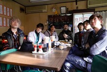 BOYS AND MEN演じるチーム銀次郎と、関秀人演じる長老（中央）。(c)カンテレ