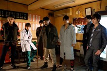 BOYS AND MEN演じるチーム銀次郎と、関秀人演じる長老（中央）。(c)カンテレ