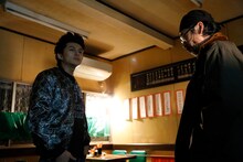 小林豊（BOYS AND MEN）と長老（関秀人）。(c)カンテレ