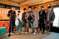 萬田銀次郎役の小林豊（中央）と、“チーム銀次郎”の面々を演じるBOYS AND MENメンバー。(c)カンテレ