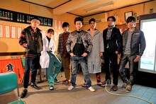 萬田銀次郎役の小林豊（中央）と、“チーム銀次郎”の面々を演じるBOYS AND MENメンバー。(c)カンテレ