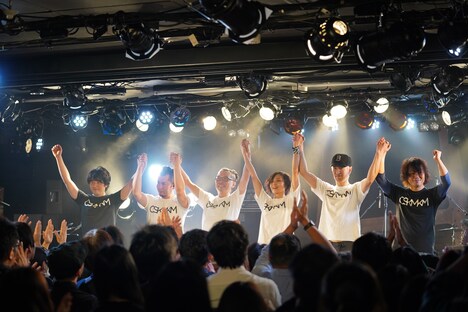 三上ちさことバンドメンバー。（撮影：Hiro Sato）