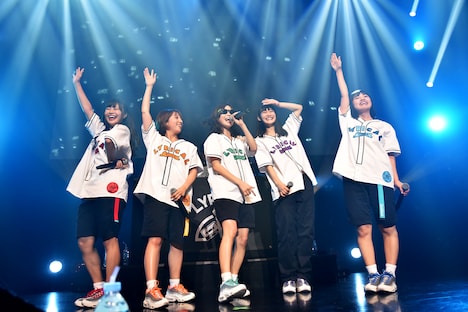 「lyrical school tour 2018 "WORLD'S END"」の様子。