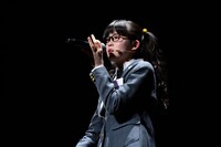 永井真理子「ミラクル・ガール」を歌う吉田爽葉香。