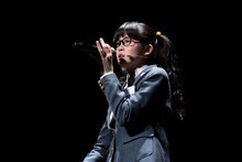 永井真理子「ミラクル・ガール」を歌う吉田爽葉香。