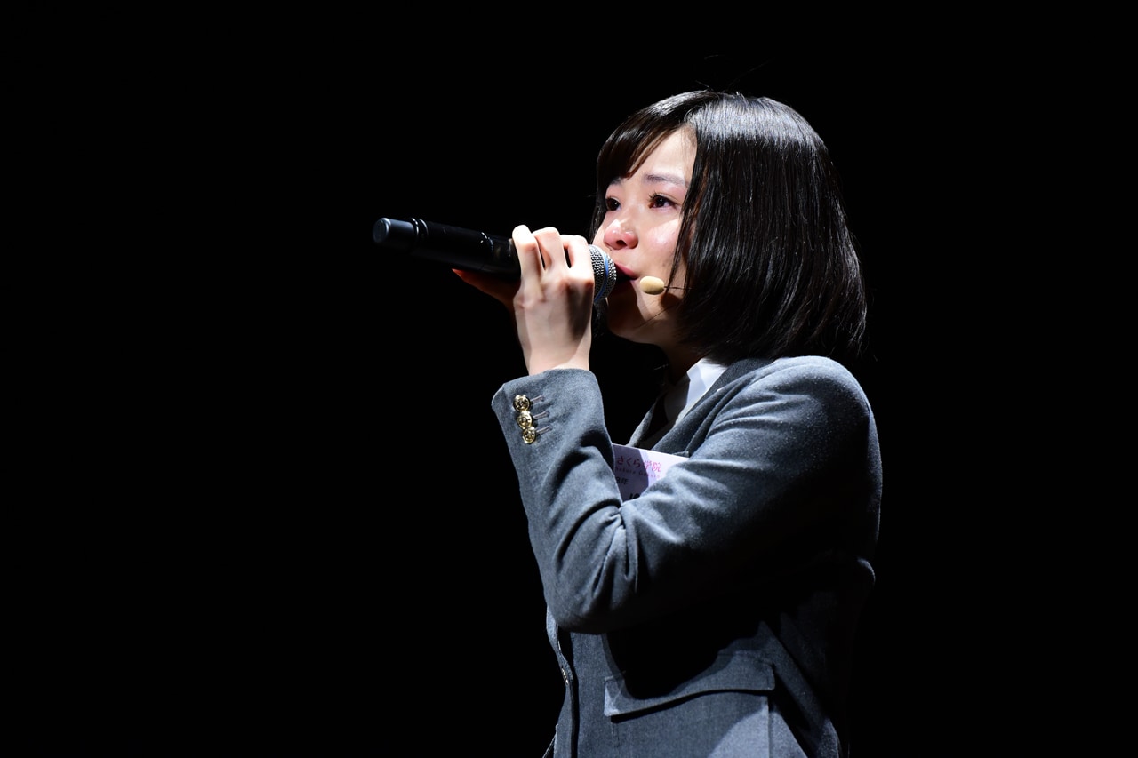 尾崎豊「失くした1/2」を歌う新谷ゆづみ。