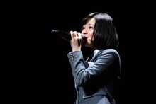 尾崎豊「失くした1/2」を歌う新谷ゆづみ。