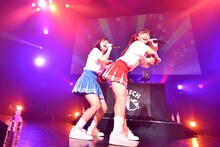 ブランニューガール」を披露するyuuとhinako。