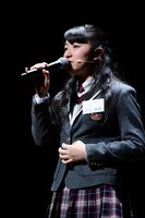 イディナ・メンゼル「Defying Gravity」を歌う日高麻鈴。