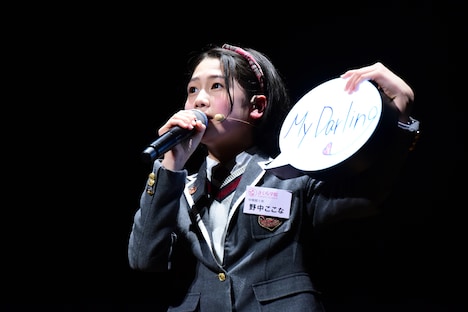 荒井由実「ルージュの伝言」を歌う野中ここな。