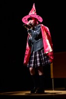 魔女っ子になりきりMAHO堂「おジャ魔女カーニバル!!」を熱唱する野崎結愛。