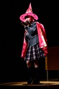 魔女っ子になりきりMAHO堂「おジャ魔女カーニバル!!」を熱唱する野崎結愛。