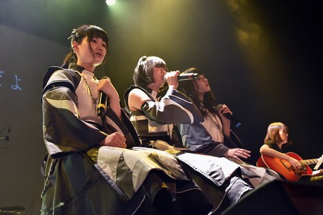 アコースティックセットで歌声を届けるゑんら。