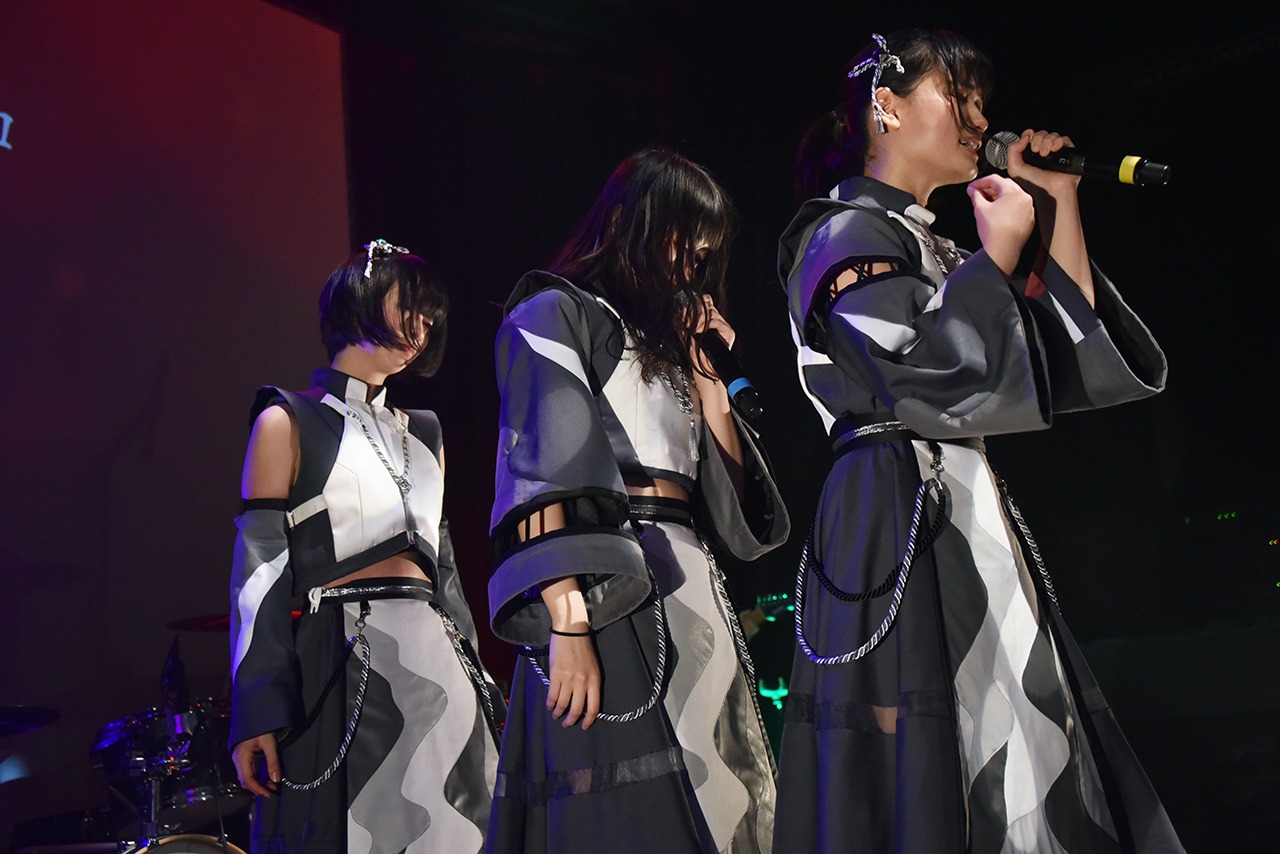 「ゑんら1周年単独ライブ ～縁～」の様子。