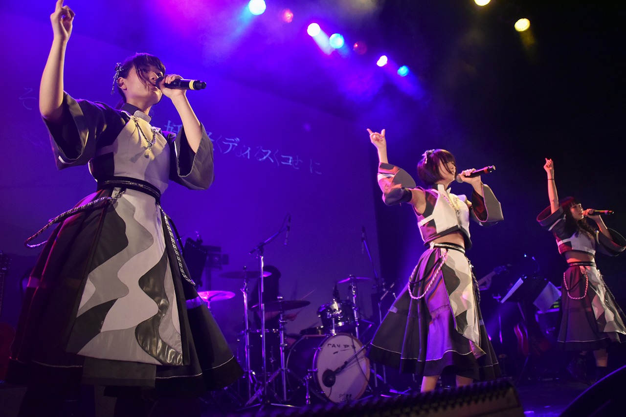 「ゑんら1周年単独ライブ ～縁～」の様子。