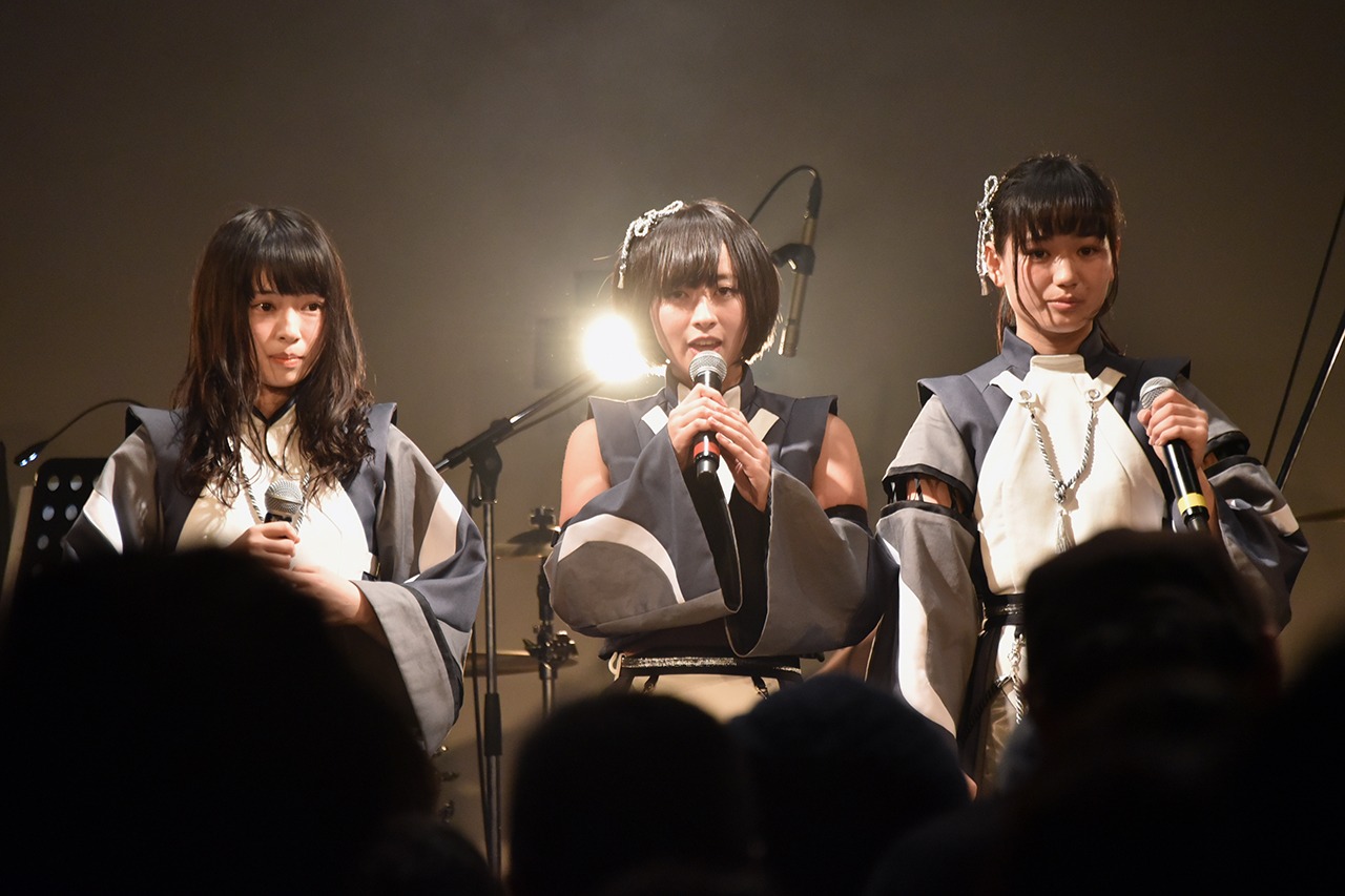 「ゑんら1周年単独ライブ ～縁～」の様子。