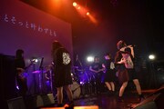 「ゑんら1周年単独ライブ ～縁～」の様子。