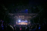 CUBERS「インディーズ卒業ワンマンライブ～入場無料を超えた“100 円貰えちゃうワンマン”!?～」の様子。（撮影：牛島康介、saru）