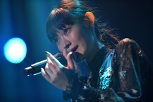 ソロ曲「baby blue」を歌うminan。