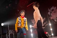 左からウェッディ、パズ・ライトイヤー。（撮影：牛島康介、saru）