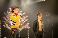 左からウェッディ、パズ・ライトイヤー。（撮影：牛島康介、saru）