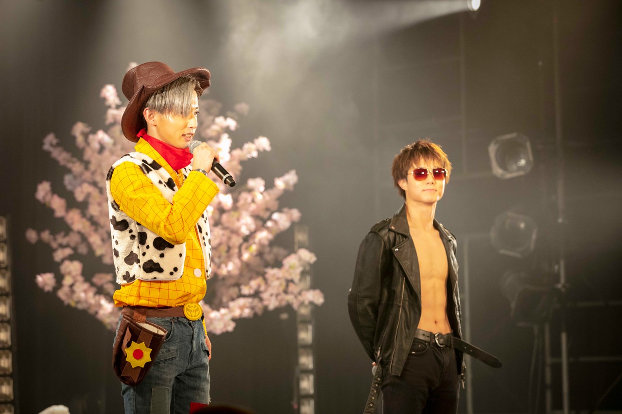 左からウェッディ、パズ・ライトイヤー。（撮影：牛島康介、saru）