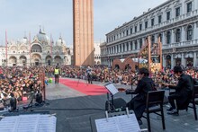 「Carnevale di Venezia 2019」でのTERUとJIROのパフォーマンスの様子。