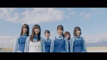 日向坂46「キュン」ミュージックビデオのワンシーン。