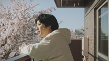 二宮和也が出演するJCBの新テレビCM「相棒のように～はじまり」編のワンシーン。
