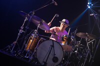 亀井亨（Dr）（撮影：藤井拓）