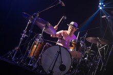 亀井亨（Dr）（撮影：藤井拓）