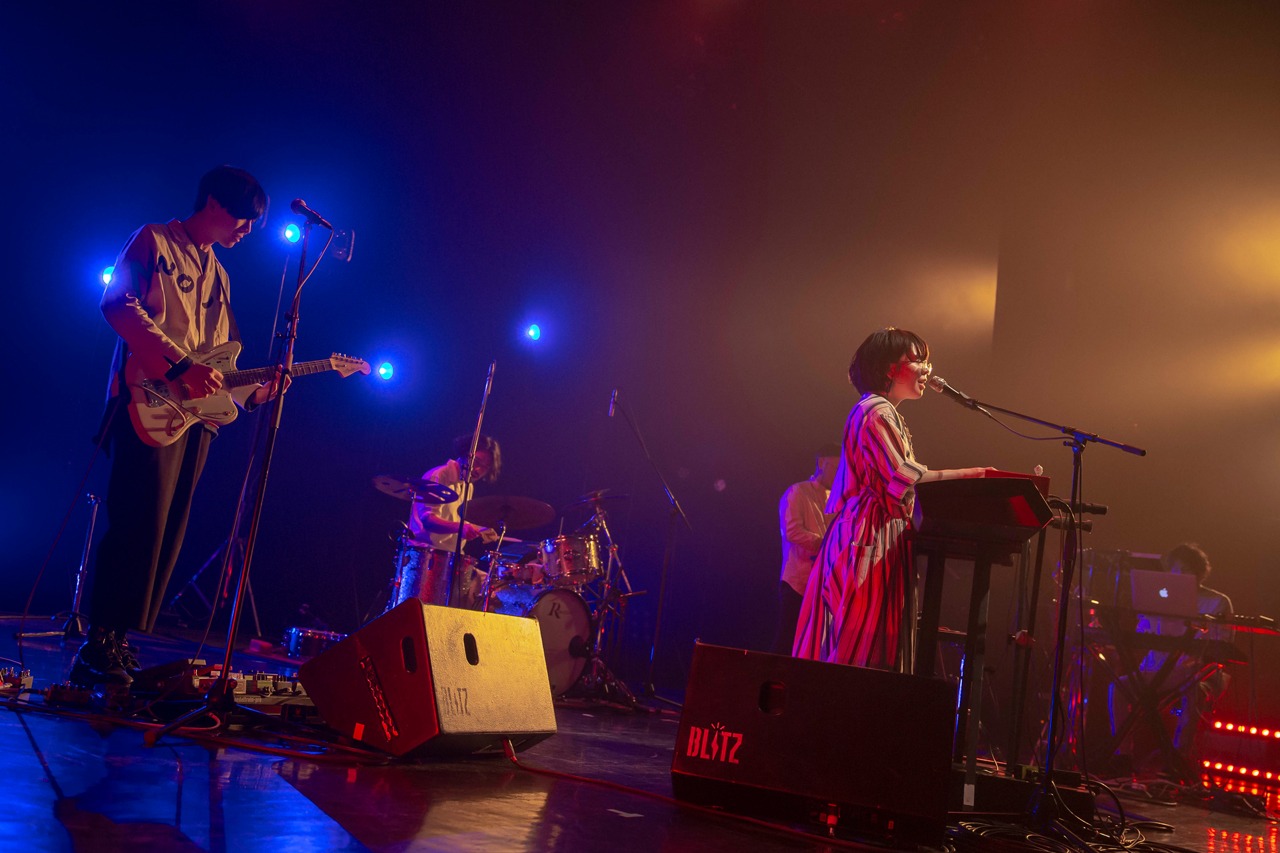 中村佳穂によるライブの様子。（撮影：藤井拓）