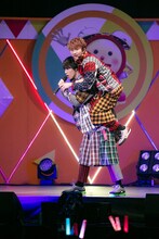 ユーキをおんぶするタカシ。（撮影：米山三郎）