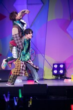 タクヤをおんぶするユースケ。（撮影：米山三郎）